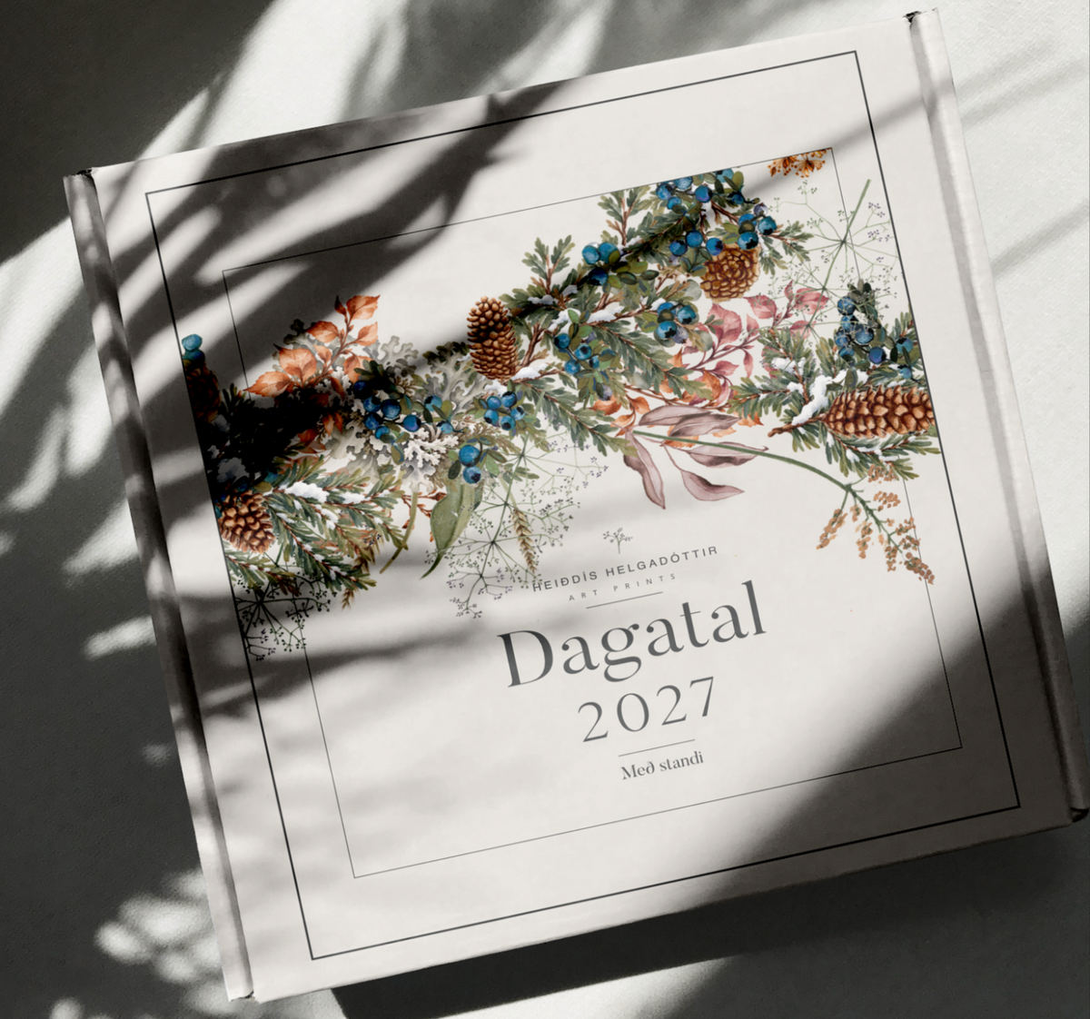 Dagatal með standi 2027 **FORPÖNTUN - FORSÖLUVERÐ - dagatalið verður afhent í nóvember**